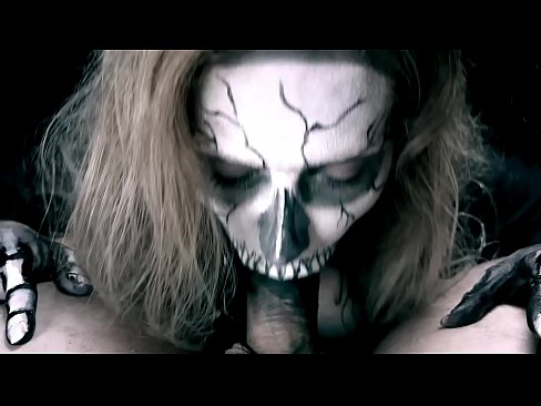 ❤️ Demon girl zuigt pik met haar zwarte mond en slikt sperma. ❌ Anal video at us ﹏